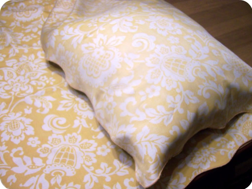 hoopdeedoo Guest Tutorial NoSew Pillow Cover by {rindercella}